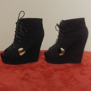 Peekaboo black wedges